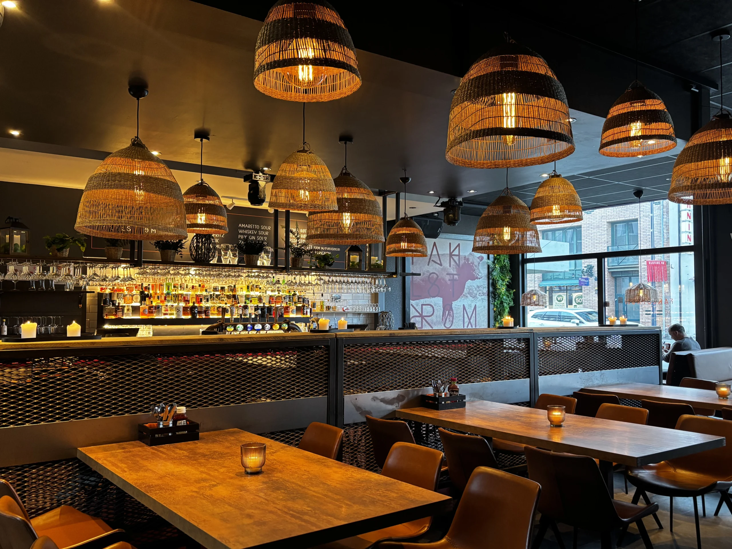 Home - Fahlstrøm Bar & Grill serverer førsteklasses biffstykker, dry age cuts, saftige burgere, og fersk sjømat i bykjernen av Gjøvik.