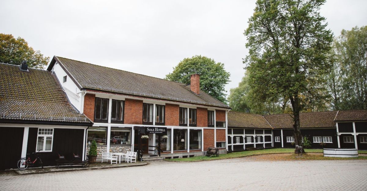 En idyllisk perle ved fjord og fjell | Sole Gjestegård AS