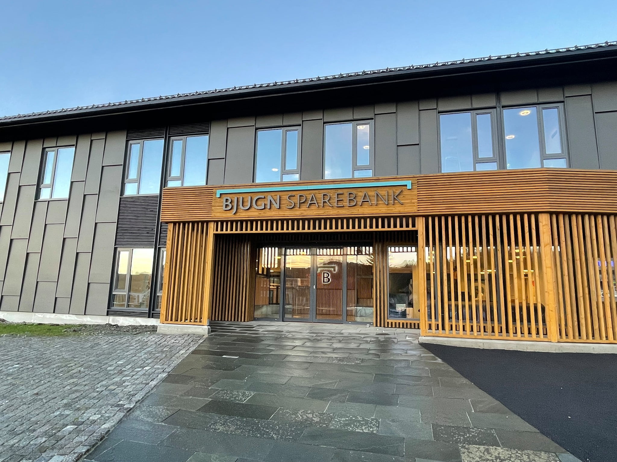 Tett på - Modig - Solid