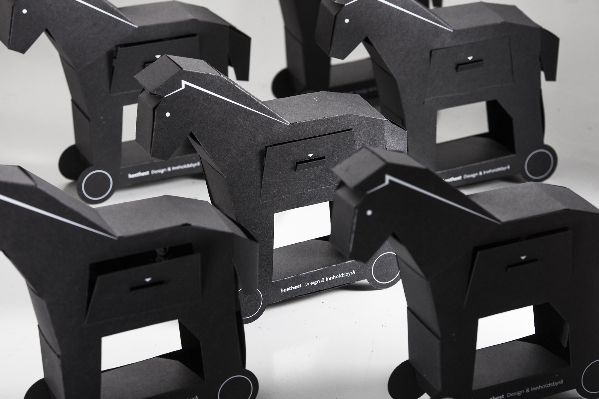 Hesthest – Grafisk design, nettsider, film og foto -