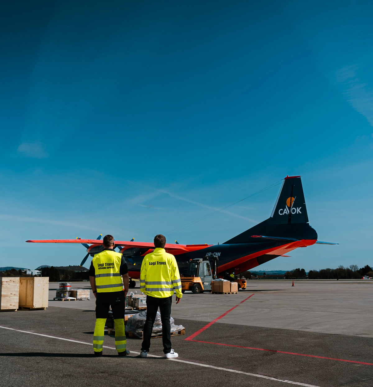 Logi Trans Group – Din logistikpartner med global räckvidd Logi Trans Group – Uw logistieke partner met wereldwijd bereik Logi Trans Group – Norsk logistikkpartner med global rekkevidde Logi Trans Group – Local Logistics Partner with Global Reach 